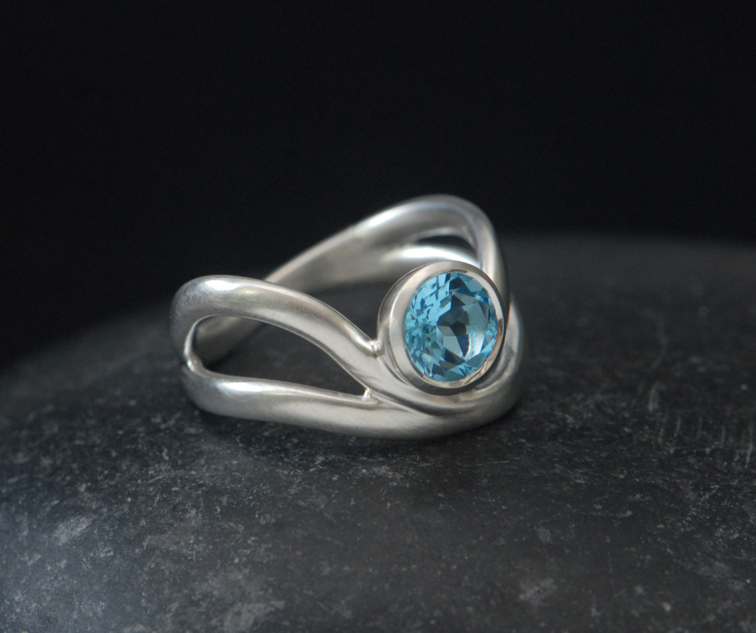 swiss-blue-topaz-wave-ring-in-silver-side