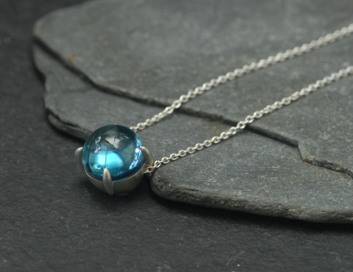 London-blue-topaz-cab-10mm-dragons-eye-necklace-front