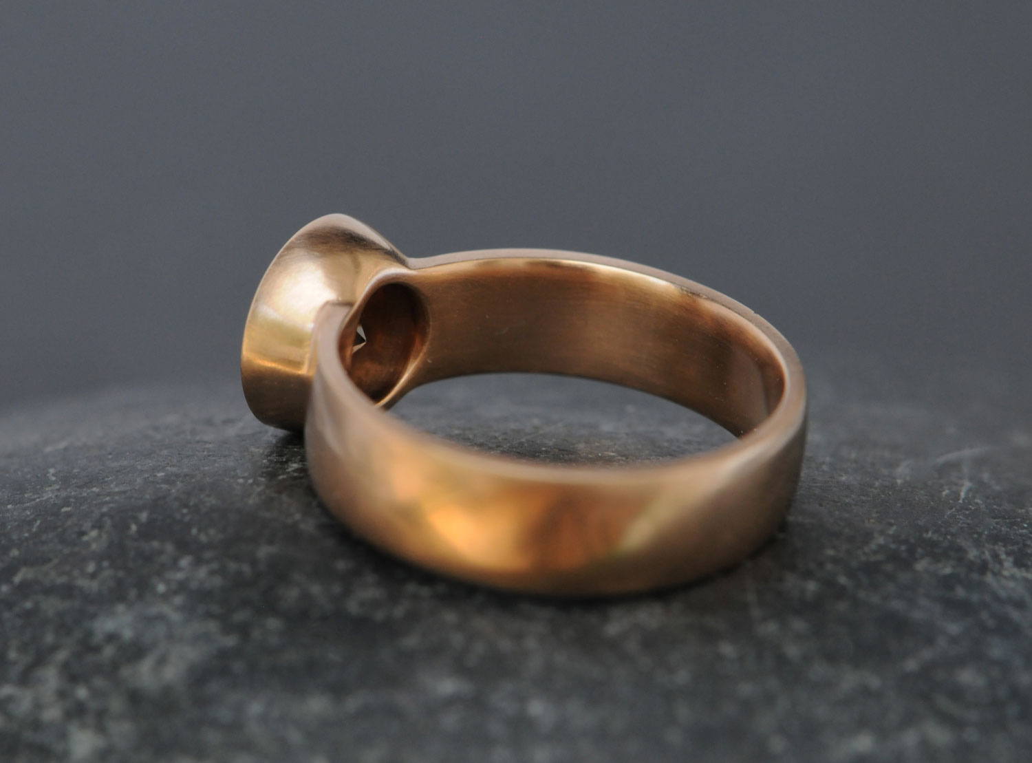 brown-diamond-wide-band-wide-bezel-ring-in-18K-rose-gold-reverse
