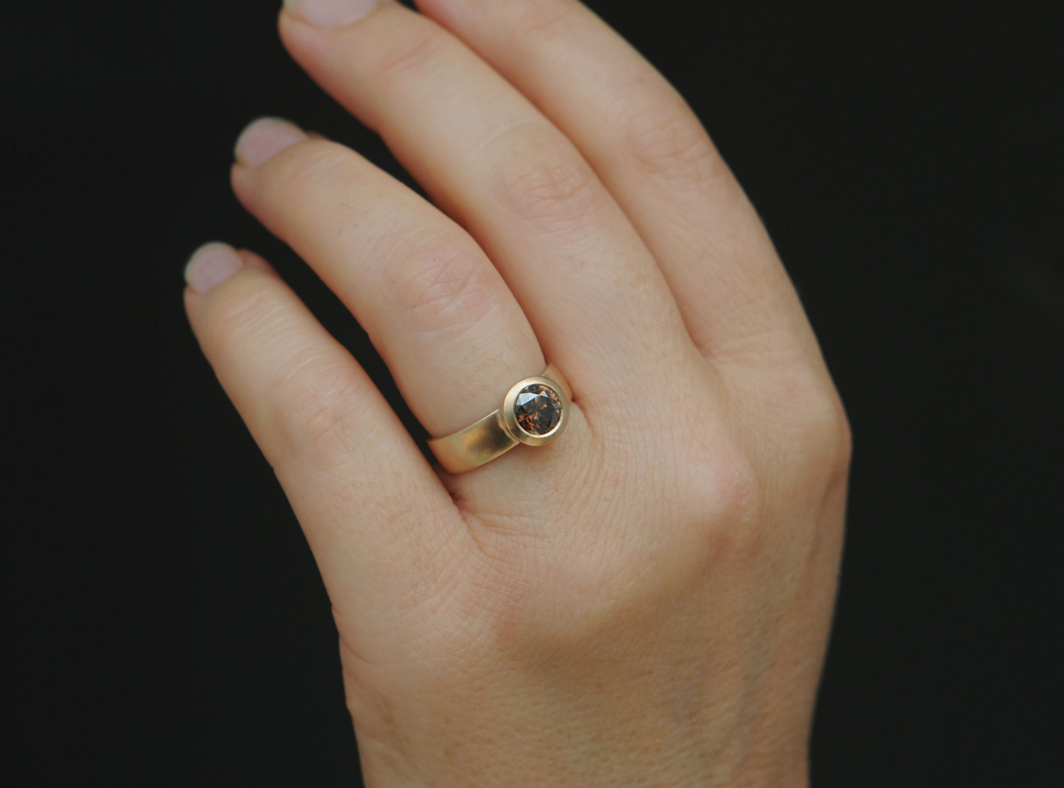 brown-diamond-wide-band-wide-bezel-ring-in-18K-rose-goldl